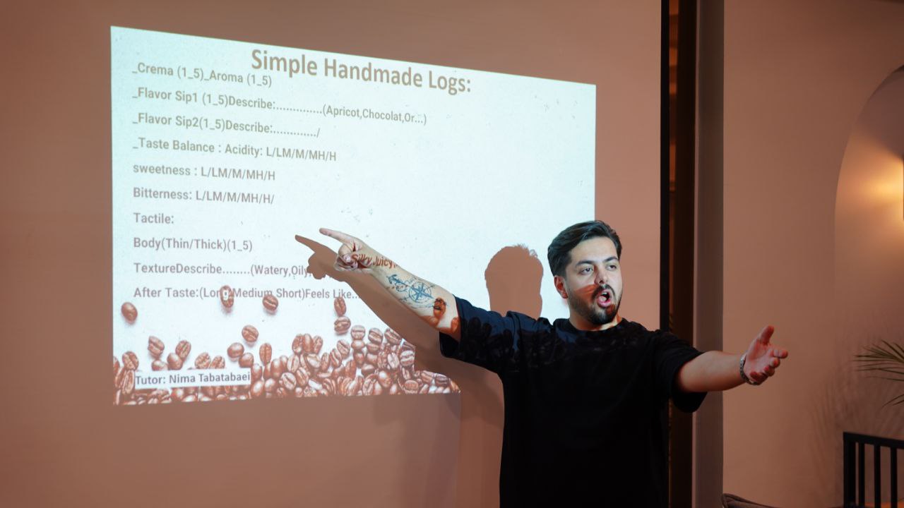 اشکان امیرپور در حال کار